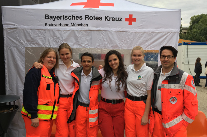 Wiesn: Jugendrotkreuzler retten mit! Michi, Helena, Ralf, Nessi, Ronja und Alexander im sogenannten Behördenhof unterhalb der Bavaria-Statue. Foto: Jugendrotkreuz