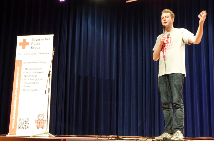 Der Münchner Poetry-Slammer Philipp Potthast eröffnet die Lesebühne des Münchner Roten Kreuzes mit einem eigenen Text.