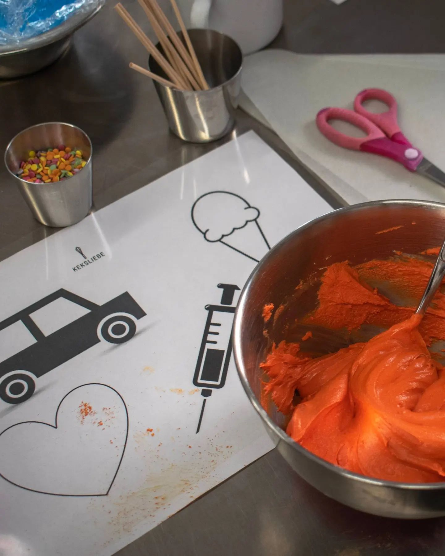 Zubereitung eines orangenen Keksteigs