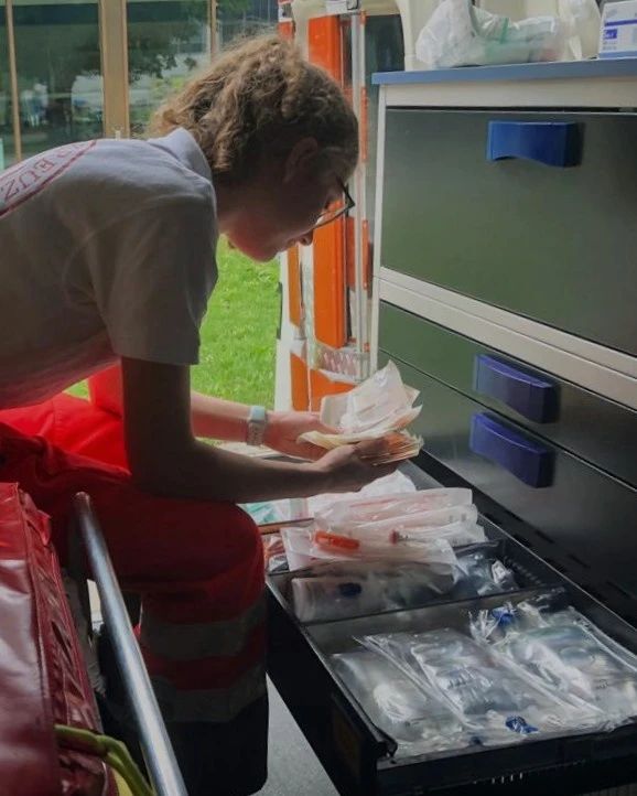Eine Helferin überprüft das Erste-Hilfe-Material