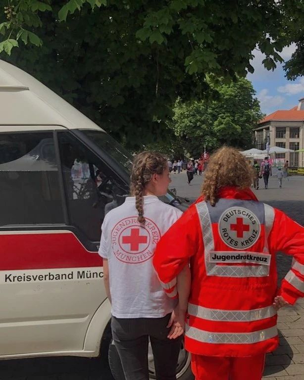 Zwei Helfer:innen behalten den Überblick