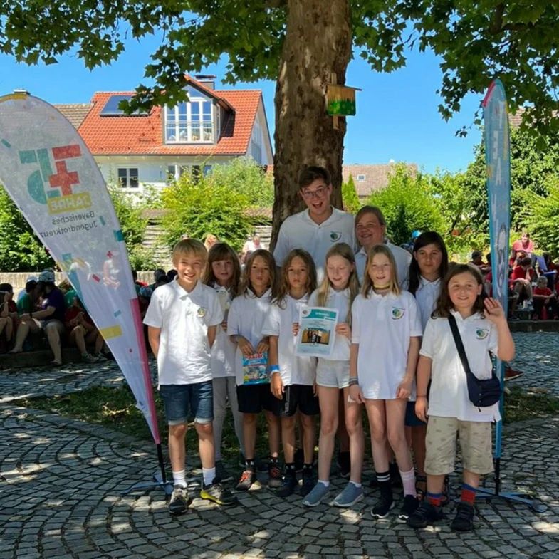 1. Platz - Gruppenfoto der erfolgreichen Teilnehmer:innen des Bezirkswettbewerbs