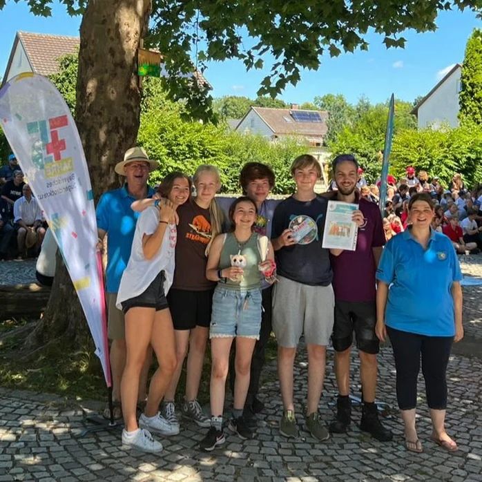 6. Platz - Gruppenfoto der erfolgreichen Teilnehmer:innen des Bezirkswettbewerbs mit JRK-Bezirksleitung